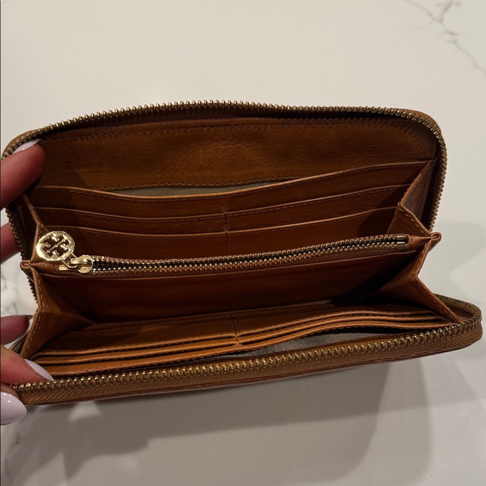 Tory Burch Brown Leather Wallet with Gold Logo - Picture 14 of 14